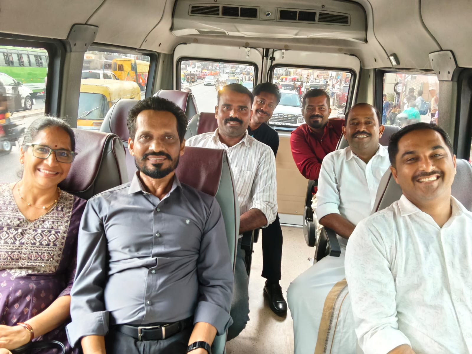 മജീഷ്യൻ പ്രകാശ് ഹെമ്മാടി, ഭാര്യ നേത്രാവതി ഹെമ്മാടി എന്നിവരുടെ കൂടെ  കെ ഡി എഫ് കേരള സ്റ്റേറ്റ് ടീം